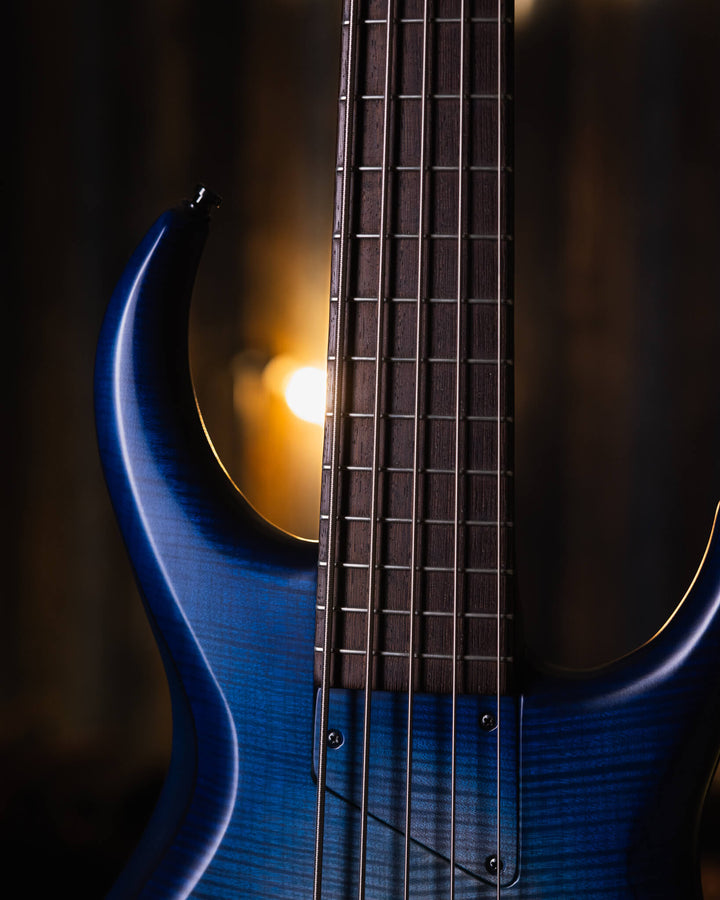 MTD 535-21 Flamed Maple Blue Burst 2017 - Bajo Eléctrico | Cuerpo • Modelo: 535• Madera: Alder• Top: Flamed Maple • Terminación: Satin Brazo • Madera: Wenge• Perfil: “C”• Terminación: Satin • Espaciado: 19 mm• Escala: 35” • Nuez: Tusq Diapasón • Madera: W
