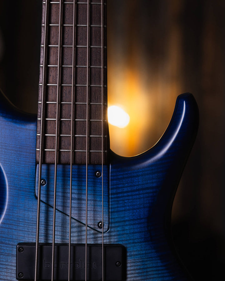 MTD 535-21 Flamed Maple Blue Burst 2017 - Bajo Eléctrico | Cuerpo • Modelo: 535• Madera: Alder• Top: Flamed Maple • Terminación: Satin Brazo • Madera: Wenge• Perfil: “C”• Terminación: Satin • Espaciado: 19 mm• Escala: 35” • Nuez: Tusq Diapasón • Madera: W