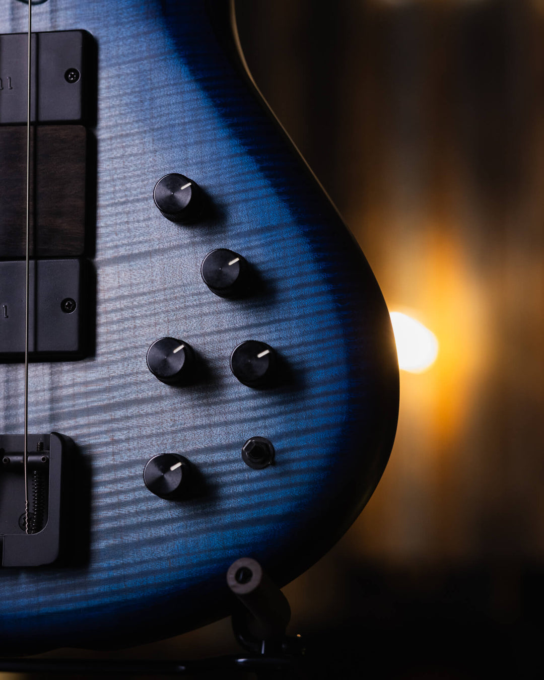 MTD 535-21 Flamed Maple Blue Burst 2017 - Bajo Eléctrico | Cuerpo • Modelo: 535• Madera: Alder• Top: Flamed Maple • Terminación: Satin Brazo • Madera: Wenge• Perfil: “C”• Terminación: Satin • Espaciado: 19 mm• Escala: 35” • Nuez: Tusq Diapasón • Madera: W