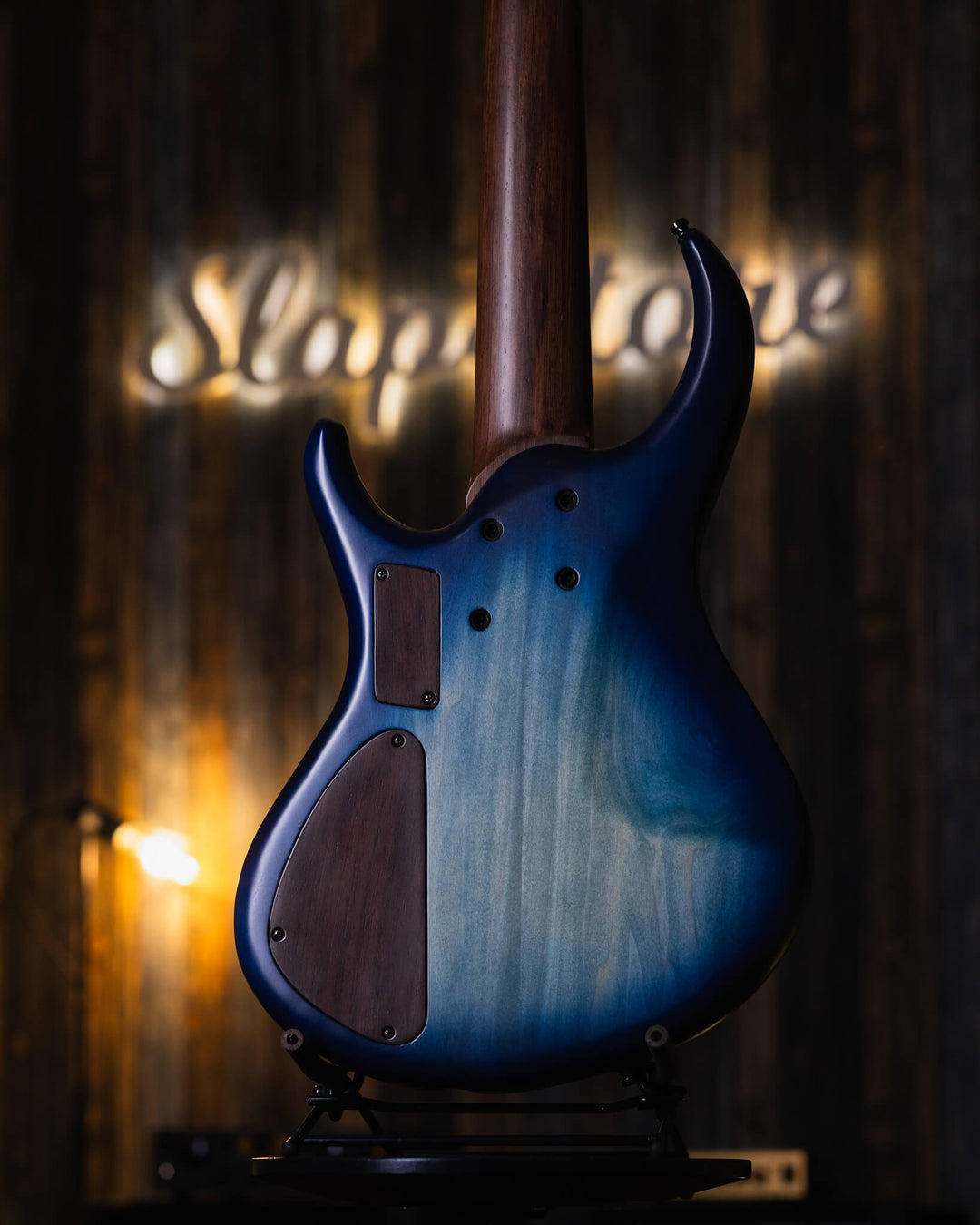 MTD 535-21 Flamed Maple Blue Burst 2017 - Bajo Eléctrico | Cuerpo • Modelo: 535• Madera: Alder• Top: Flamed Maple • Terminación: Satin Brazo • Madera: Wenge• Perfil: “C”• Terminación: Satin • Espaciado: 19 mm• Escala: 35” • Nuez: Tusq Diapasón • Madera: W