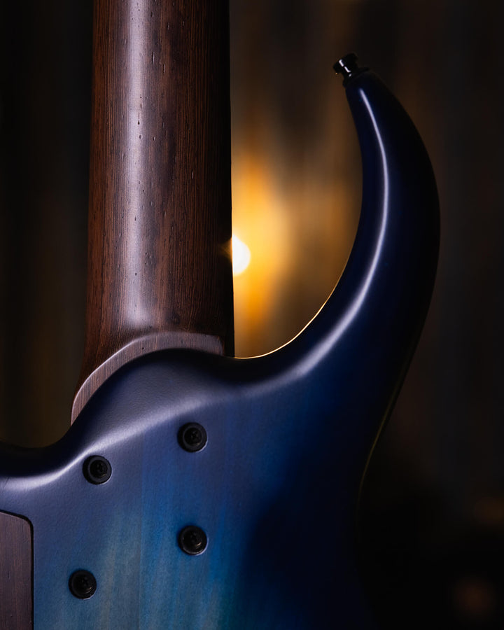 MTD 535-21 Flamed Maple Blue Burst 2017 - Bajo Eléctrico | Cuerpo • Modelo: 535• Madera: Alder• Top: Flamed Maple • Terminación: Satin Brazo • Madera: Wenge• Perfil: “C”• Terminación: Satin • Espaciado: 19 mm• Escala: 35” • Nuez: Tusq Diapasón • Madera: W