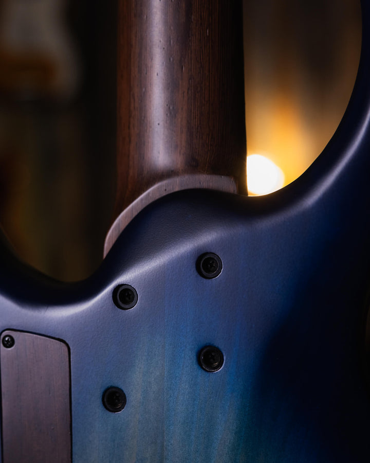 MTD 535-21 Flamed Maple Blue Burst 2017 - Bajo Eléctrico | Cuerpo • Modelo: 535• Madera: Alder• Top: Flamed Maple • Terminación: Satin Brazo • Madera: Wenge• Perfil: “C”• Terminación: Satin • Espaciado: 19 mm• Escala: 35” • Nuez: Tusq Diapasón • Madera: W