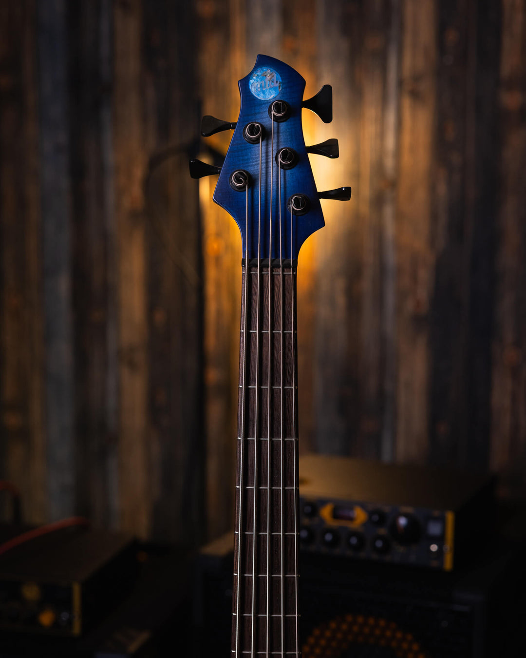 MTD 535-21 Flamed Maple Blue Burst 2017 - Bajo Eléctrico | Cuerpo • Modelo: 535• Madera: Alder• Top: Flamed Maple • Terminación: Satin Brazo • Madera: Wenge• Perfil: “C”• Terminación: Satin • Espaciado: 19 mm• Escala: 35” • Nuez: Tusq Diapasón • Madera: W