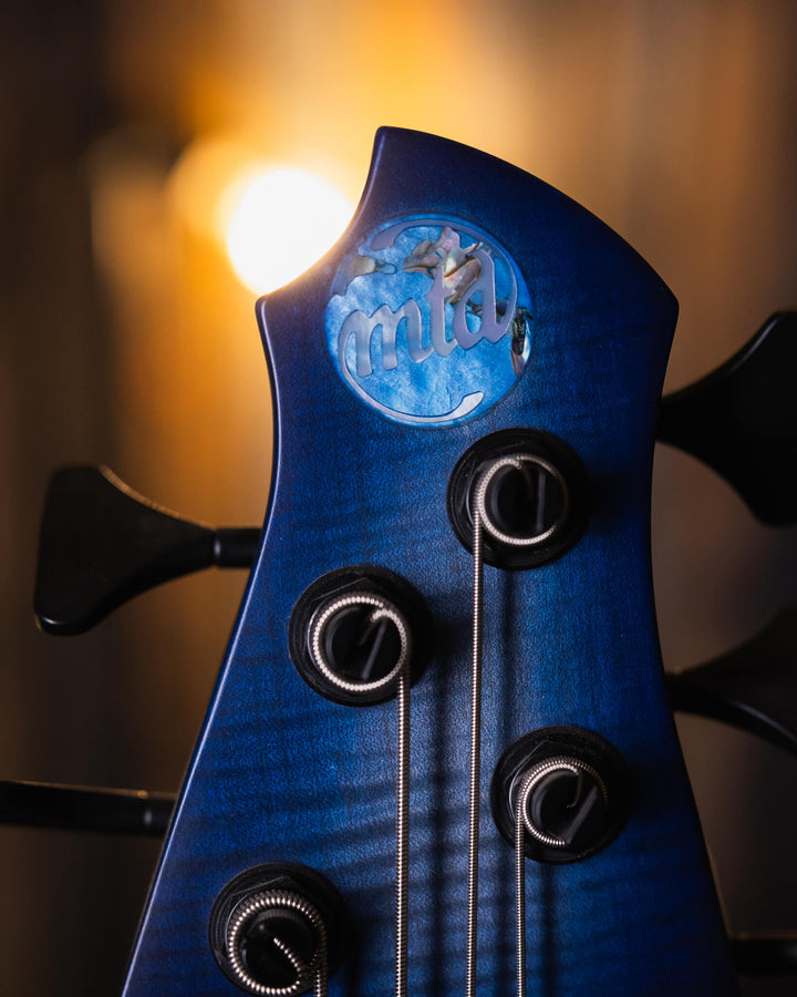 MTD 535-21 Flamed Maple Blue Burst 2017 - Bajo Eléctrico | Cuerpo • Modelo: 535• Madera: Alder• Top: Flamed Maple • Terminación: Satin Brazo • Madera: Wenge• Perfil: “C”• Terminación: Satin • Espaciado: 19 mm• Escala: 35” • Nuez: Tusq Diapasón • Madera: W