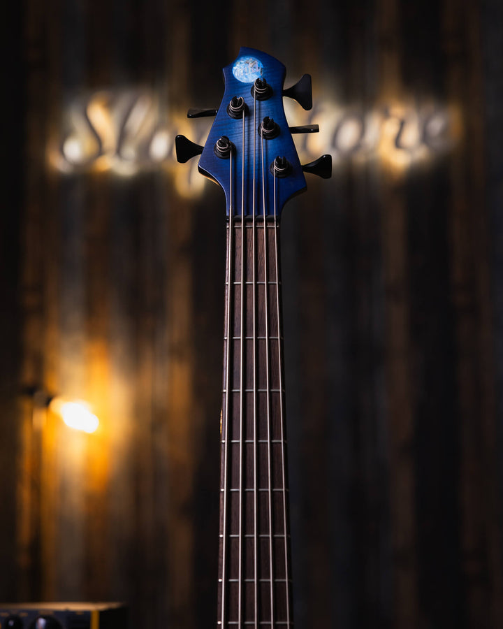MTD 535-21 Flamed Maple Blue Burst 2017 - Bajo Eléctrico | Cuerpo • Modelo: 535• Madera: Alder• Top: Flamed Maple • Terminación: Satin Brazo • Madera: Wenge• Perfil: “C”• Terminación: Satin • Espaciado: 19 mm• Escala: 35” • Nuez: Tusq Diapasón • Madera: W