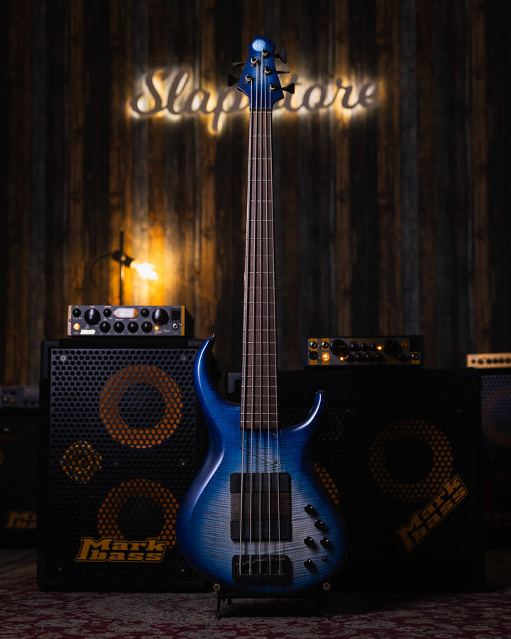 MTD 535-21 Flamed Maple Blue Burst 2017 - Bajo Eléctrico | Cuerpo • Modelo: 535• Madera: Alder• Top: Flamed Maple • Terminación: Satin Brazo • Madera: Wenge• Perfil: “C”• Terminación: Satin • Espaciado: 19 mm• Escala: 35” • Nuez: Tusq Diapasón • Madera: W