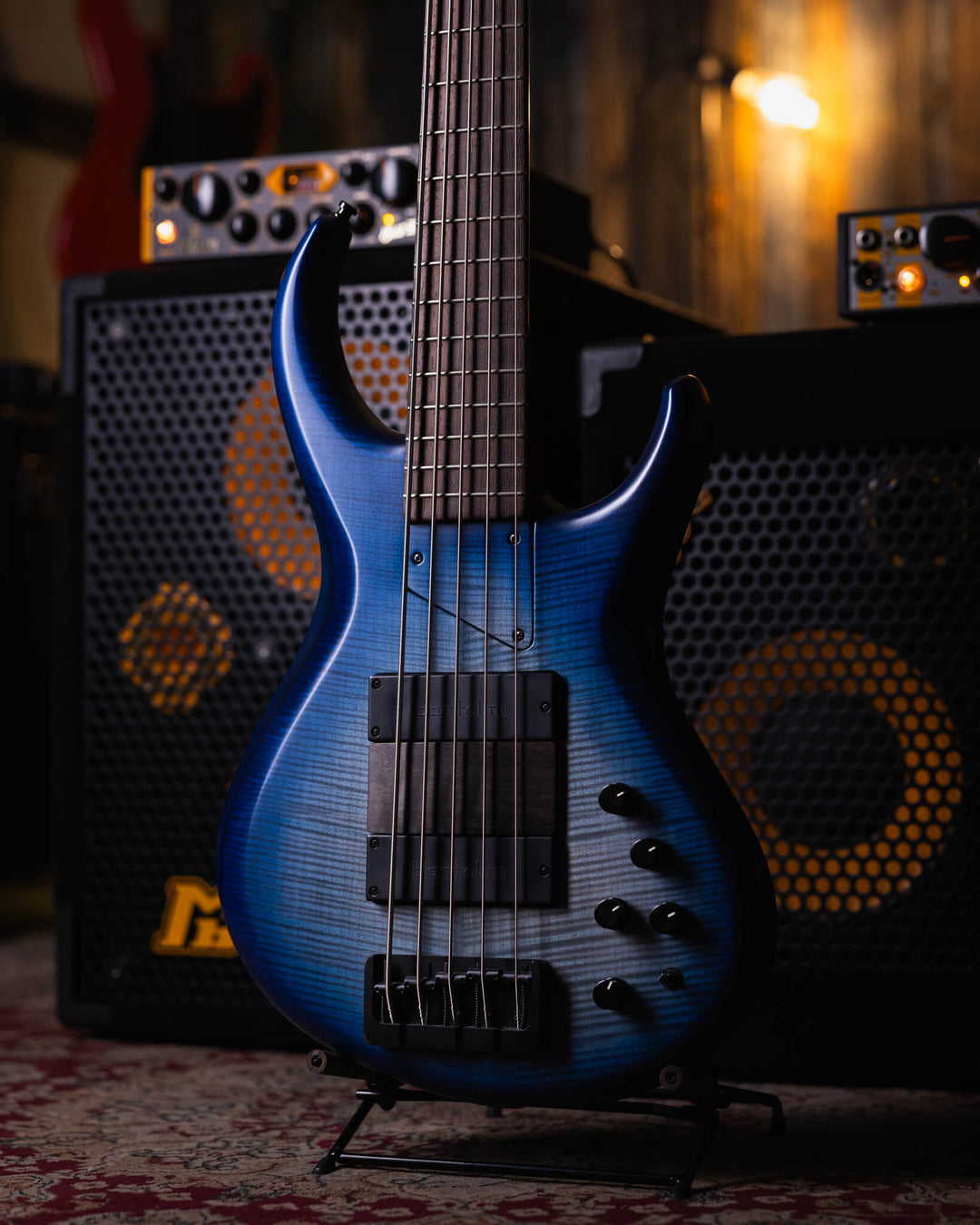 MTD 535-21 Flamed Maple Blue Burst 2017 - Bajo Eléctrico | Cuerpo • Modelo: 535• Madera: Alder• Top: Flamed Maple • Terminación: Satin Brazo • Madera: Wenge• Perfil: “C”• Terminación: Satin • Espaciado: 19 mm• Escala: 35” • Nuez: Tusq Diapasón • Madera: W