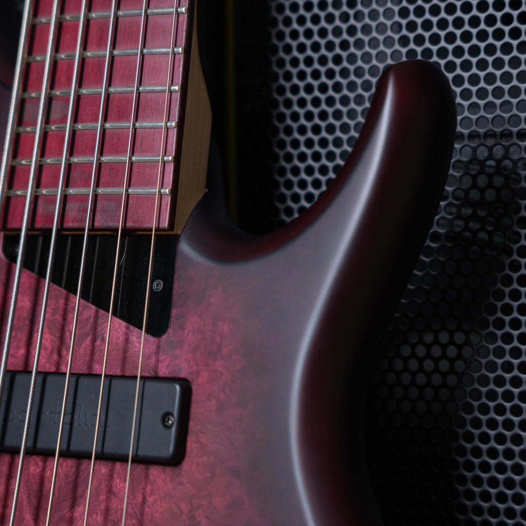 MTD Kingston Andrew Gouche Signature 6 - Bajo Eléctrico | Michael Tobias y el legendario bajista Andrew Gouche trabajaron juntos para crear el MTD Kingston AG, un bajo asombroso con muchas características personalizadas que fueron seleccionadas personalme