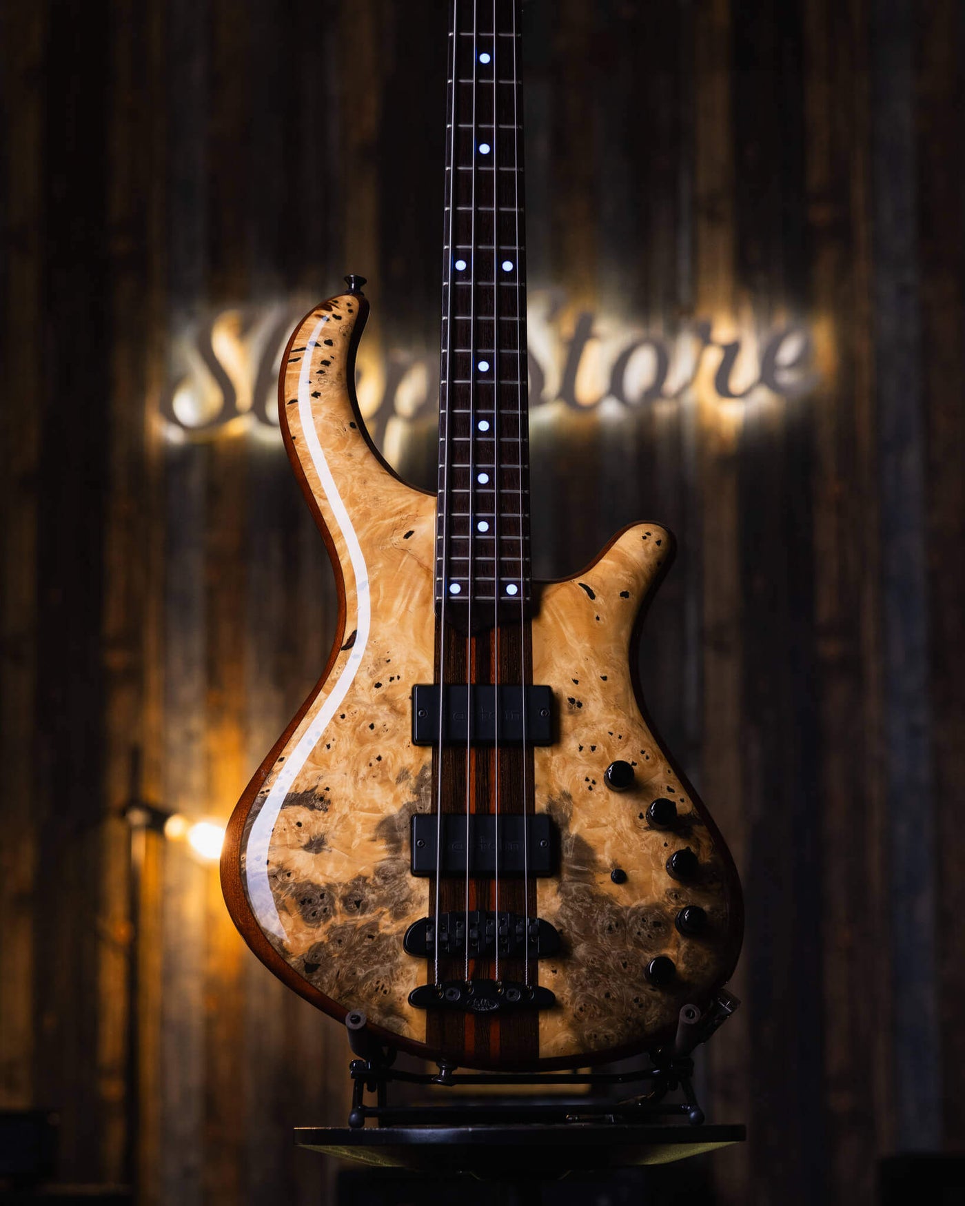 Mayones Patriot 4 Classic Buckeye Burl 2015 - Bajo Eléctrico | Cuerpo • Modelo: Patriot • Madera: Mahogany• Top: Buckeye Burl • Terminación: Trans Natural Gloss Brazo • Madera: Wenge-Padouk / 5ply• Perfil: “C”• Terminación: Trans Natural Gloss• Espaciado:
