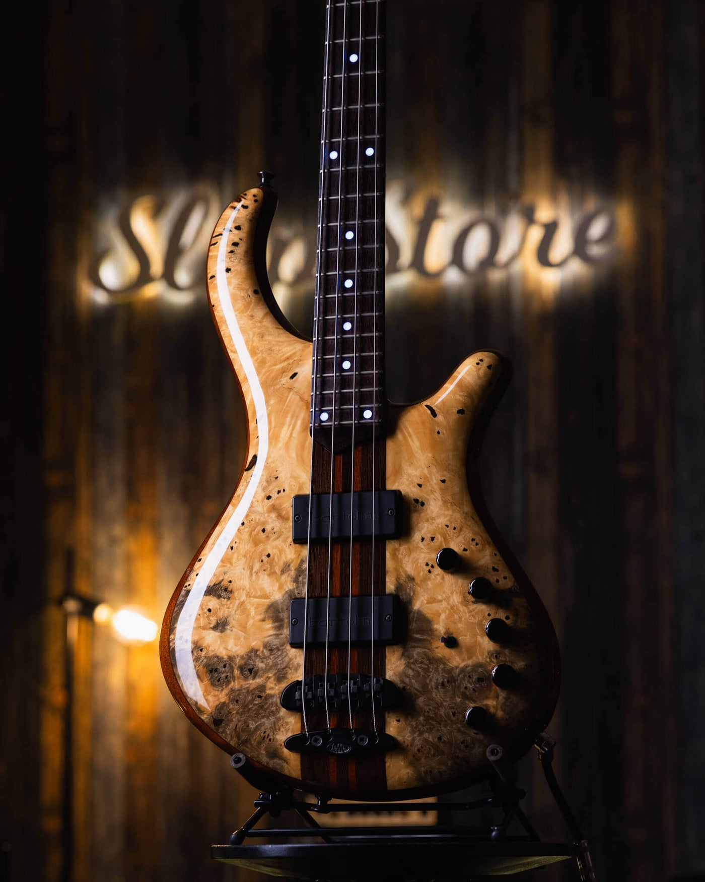 Mayones Patriot 4 Classic Buckeye Burl 2015 - Bajo Eléctrico | Cuerpo • Modelo: Patriot • Madera: Mahogany• Top: Buckeye Burl • Terminación: Trans Natural Gloss Brazo • Madera: Wenge-Padouk / 5ply• Perfil: “C”• Terminación: Trans Natural Gloss• Espaciado:
