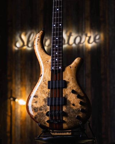 Mayones Patriot 4 Classic Buckeye Burl 2015 - Bajo Eléctrico | Cuerpo • Modelo: Patriot • Madera: Mahogany• Top: Buckeye Burl • Terminación: Trans Natural Gloss Brazo • Madera: Wenge-Padouk / 5ply• Perfil: “C”• Terminación: Trans Natural Gloss• Espaciado: