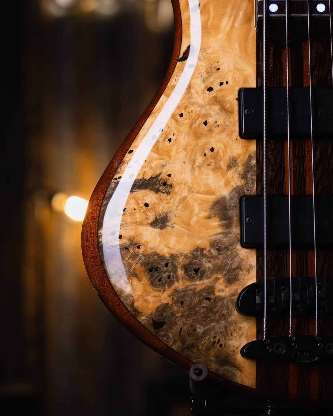 Mayones Patriot 4 Classic Buckeye Burl 2015 - Bajo Eléctrico | Cuerpo • Modelo: Patriot • Madera: Mahogany• Top: Buckeye Burl • Terminación: Trans Natural Gloss Brazo • Madera: Wenge-Padouk / 5ply• Perfil: “C”• Terminación: Trans Natural Gloss• Espaciado: