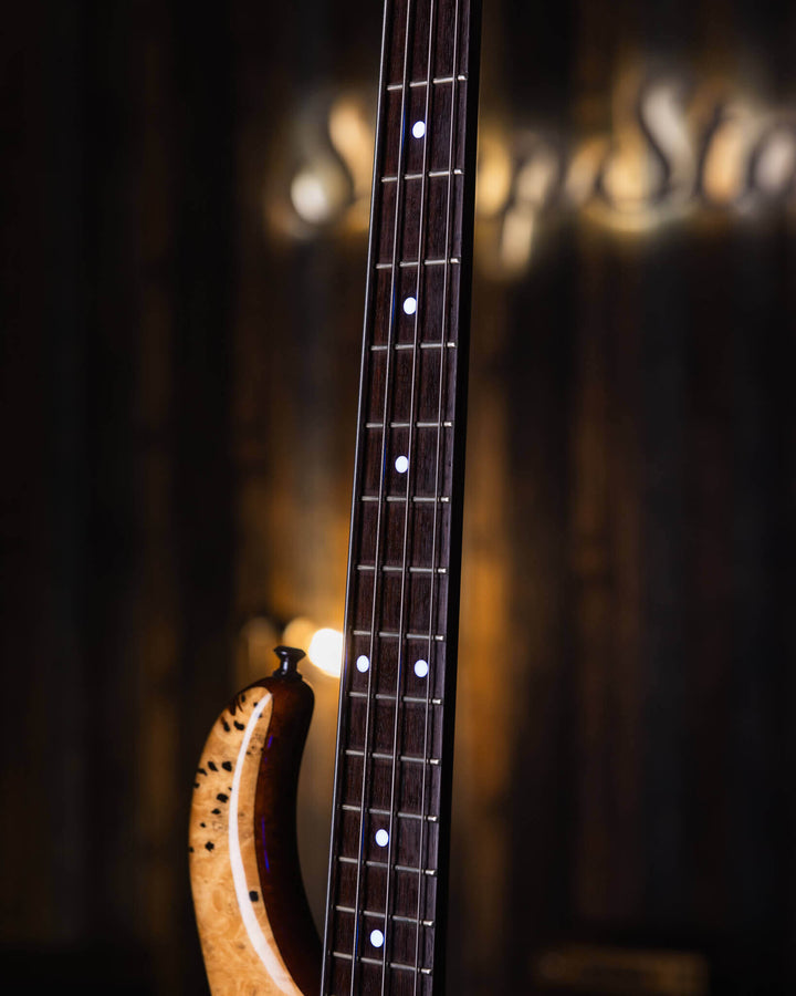 Mayones Patriot 4 Classic Buckeye Burl 2015 - Bajo Eléctrico | Cuerpo • Modelo: Patriot • Madera: Mahogany• Top: Buckeye Burl • Terminación: Trans Natural Gloss Brazo • Madera: Wenge-Padouk / 5ply• Perfil: “C”• Terminación: Trans Natural Gloss• Espaciado: