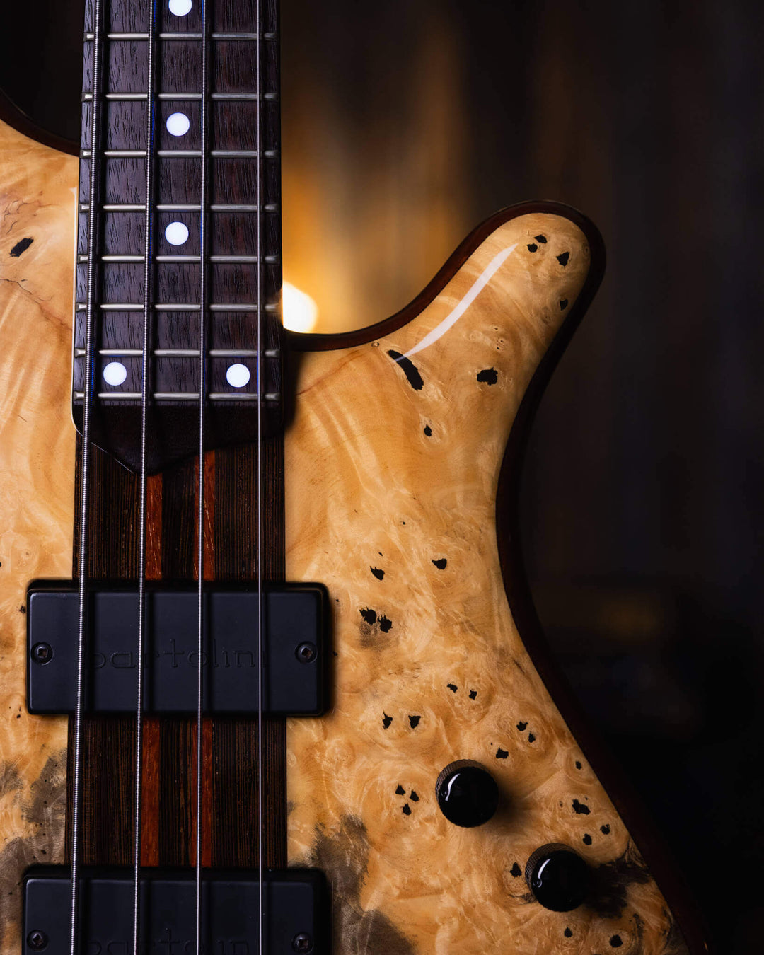 Mayones Patriot 4 Classic Buckeye Burl 2015 - Bajo Eléctrico | Cuerpo • Modelo: Patriot • Madera: Mahogany• Top: Buckeye Burl • Terminación: Trans Natural Gloss Brazo • Madera: Wenge-Padouk / 5ply• Perfil: “C”• Terminación: Trans Natural Gloss• Espaciado: