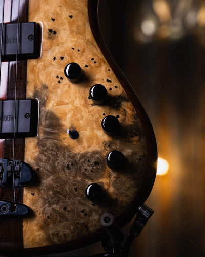 Mayones Patriot 4 Classic Buckeye Burl 2015 - Bajo Eléctrico | Cuerpo • Modelo: Patriot • Madera: Mahogany• Top: Buckeye Burl • Terminación: Trans Natural Gloss Brazo • Madera: Wenge-Padouk / 5ply• Perfil: “C”• Terminación: Trans Natural Gloss• Espaciado: