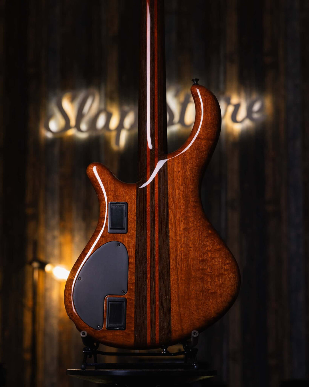 Mayones Patriot 4 Classic Buckeye Burl 2015 - Bajo Eléctrico | Cuerpo • Modelo: Patriot • Madera: Mahogany• Top: Buckeye Burl • Terminación: Trans Natural Gloss Brazo • Madera: Wenge-Padouk / 5ply• Perfil: “C”• Terminación: Trans Natural Gloss• Espaciado: