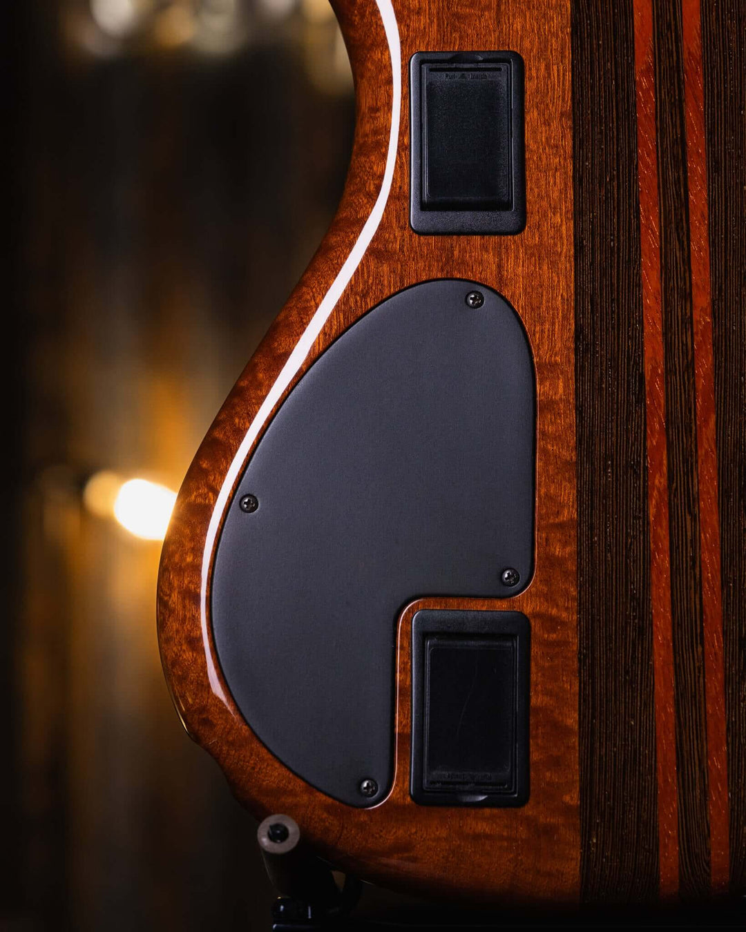 Mayones Patriot 4 Classic Buckeye Burl 2015 - Bajo Eléctrico | Cuerpo • Modelo: Patriot • Madera: Mahogany• Top: Buckeye Burl • Terminación: Trans Natural Gloss Brazo • Madera: Wenge-Padouk / 5ply• Perfil: “C”• Terminación: Trans Natural Gloss• Espaciado: