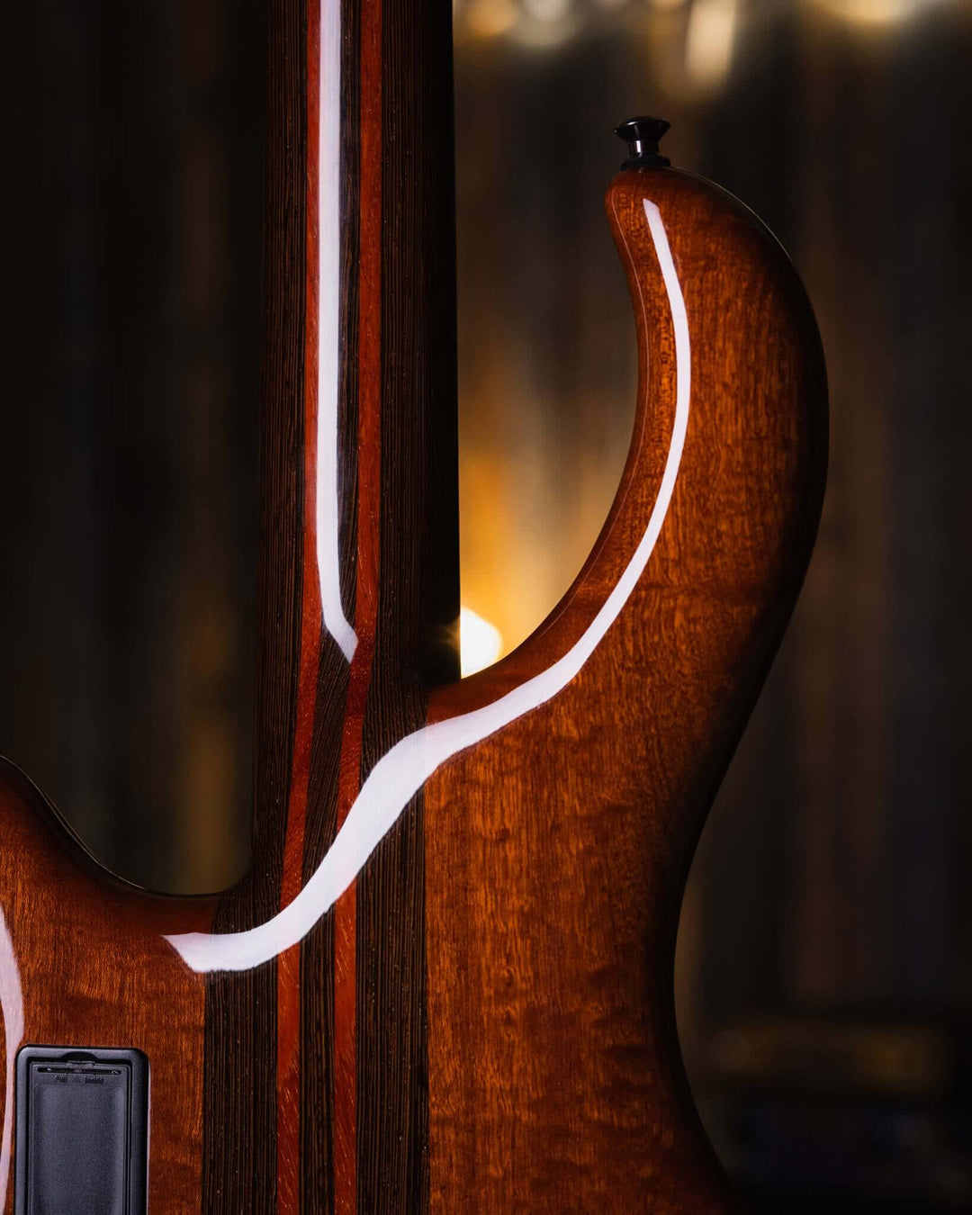 Mayones Patriot 4 Classic Buckeye Burl 2015 - Bajo Eléctrico | Cuerpo • Modelo: Patriot • Madera: Mahogany• Top: Buckeye Burl • Terminación: Trans Natural Gloss Brazo • Madera: Wenge-Padouk / 5ply• Perfil: “C”• Terminación: Trans Natural Gloss• Espaciado: