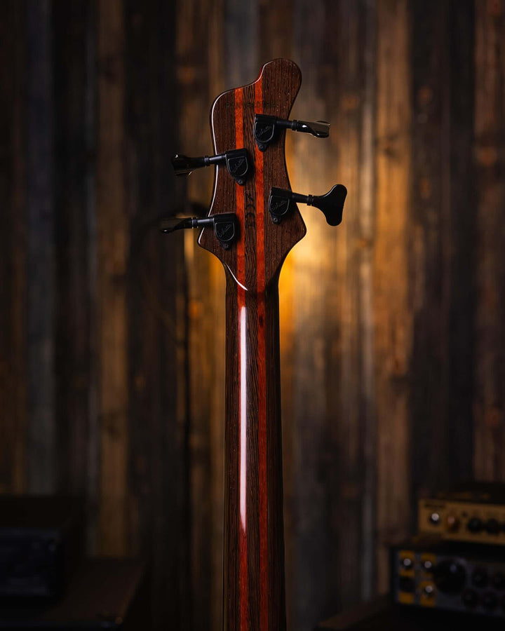Mayones Patriot 4 Classic Buckeye Burl 2015 - Bajo Eléctrico | Cuerpo • Modelo: Patriot • Madera: Mahogany• Top: Buckeye Burl • Terminación: Trans Natural Gloss Brazo • Madera: Wenge-Padouk / 5ply• Perfil: “C”• Terminación: Trans Natural Gloss• Espaciado: