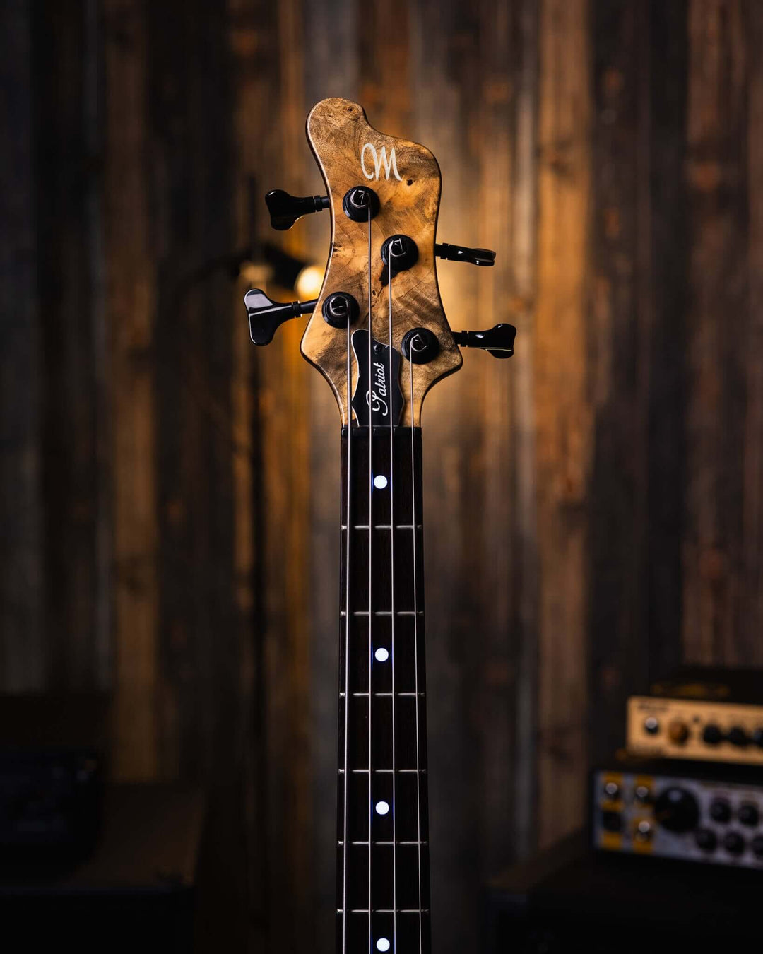 Mayones Patriot 4 Classic Buckeye Burl 2015 - Bajo Eléctrico | Cuerpo • Modelo: Patriot • Madera: Mahogany• Top: Buckeye Burl • Terminación: Trans Natural Gloss Brazo • Madera: Wenge-Padouk / 5ply• Perfil: “C”• Terminación: Trans Natural Gloss• Espaciado: