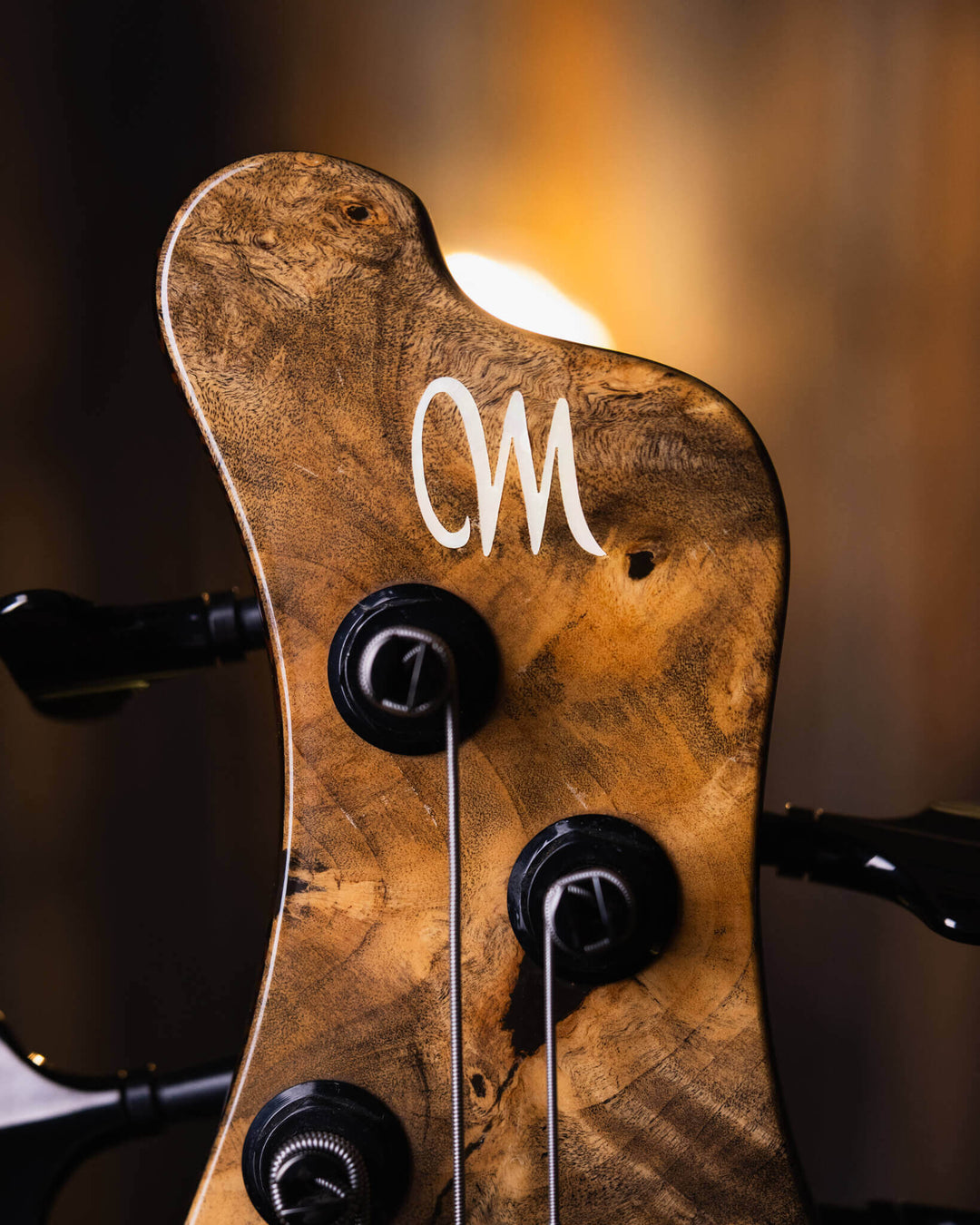 Mayones Patriot 4 Classic Buckeye Burl 2015 - Bajo Eléctrico | Cuerpo • Modelo: Patriot • Madera: Mahogany• Top: Buckeye Burl • Terminación: Trans Natural Gloss Brazo • Madera: Wenge-Padouk / 5ply• Perfil: “C”• Terminación: Trans Natural Gloss• Espaciado: