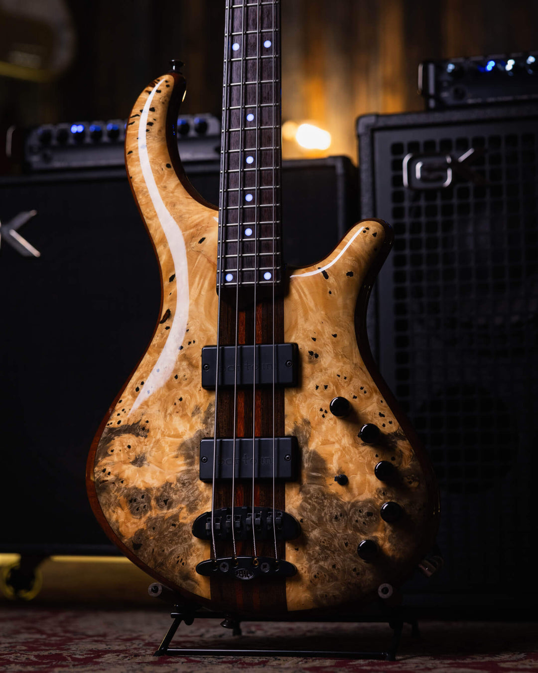 Mayones Patriot 4 Classic Buckeye Burl 2015 - Bajo Eléctrico | Cuerpo • Modelo: Patriot • Madera: Mahogany• Top: Buckeye Burl • Terminación: Trans Natural Gloss Brazo • Madera: Wenge-Padouk / 5ply• Perfil: “C”• Terminación: Trans Natural Gloss• Espaciado: