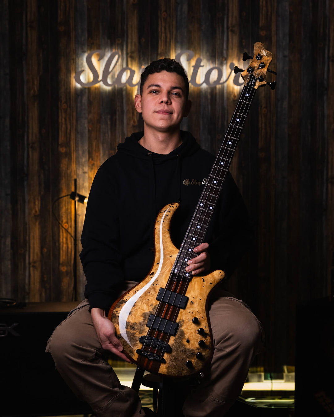 Mayones Patriot 4 Classic Buckeye Burl 2015 - Bajo Eléctrico | Cuerpo • Modelo: Patriot • Madera: Mahogany• Top: Buckeye Burl • Terminación: Trans Natural Gloss Brazo • Madera: Wenge-Padouk / 5ply• Perfil: “C”• Terminación: Trans Natural Gloss• Espaciado: