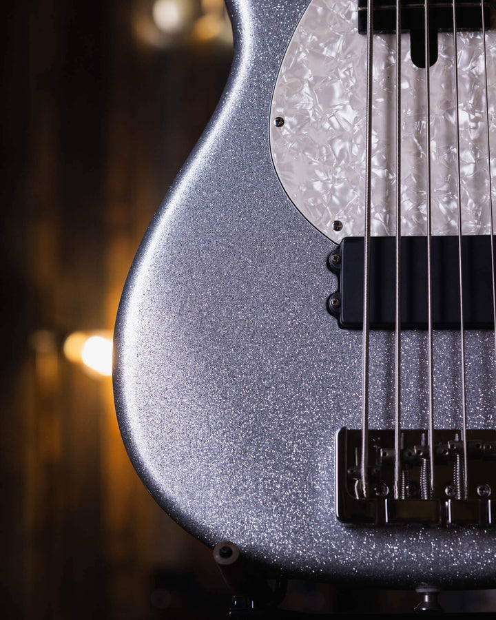 Modulus Funk Unlimited 5 Silver Sparkle 2002 - Bajo Eléctrico | Ubicada en el corazón de la próspera escena musical del Área de la Bahía de San Francisco, Modulus Graphite comenzó a fabricar instrumentos excepcionales hechos a mano en 1978. La especialida