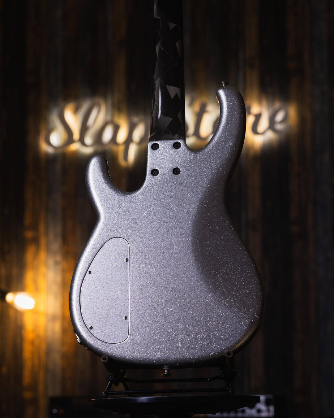 Modulus Funk Unlimited 5 Silver Sparkle 2002 - Bajo Eléctrico | Ubicada en el corazón de la próspera escena musical del Área de la Bahía de San Francisco, Modulus Graphite comenzó a fabricar instrumentos excepcionales hechos a mano en 1978. La especialida