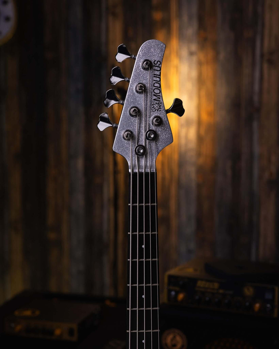 Modulus Funk Unlimited 5 Silver Sparkle 2002 - Bajo Eléctrico | Ubicada en el corazón de la próspera escena musical del Área de la Bahía de San Francisco, Modulus Graphite comenzó a fabricar instrumentos excepcionales hechos a mano en 1978. La especialida