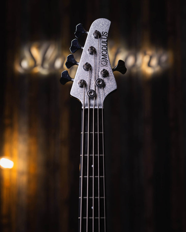 Modulus Funk Unlimited 5 Silver Sparkle 2002 - Bajo Eléctrico | Ubicada en el corazón de la próspera escena musical del Área de la Bahía de San Francisco, Modulus Graphite comenzó a fabricar instrumentos excepcionales hechos a mano en 1978. La especialida