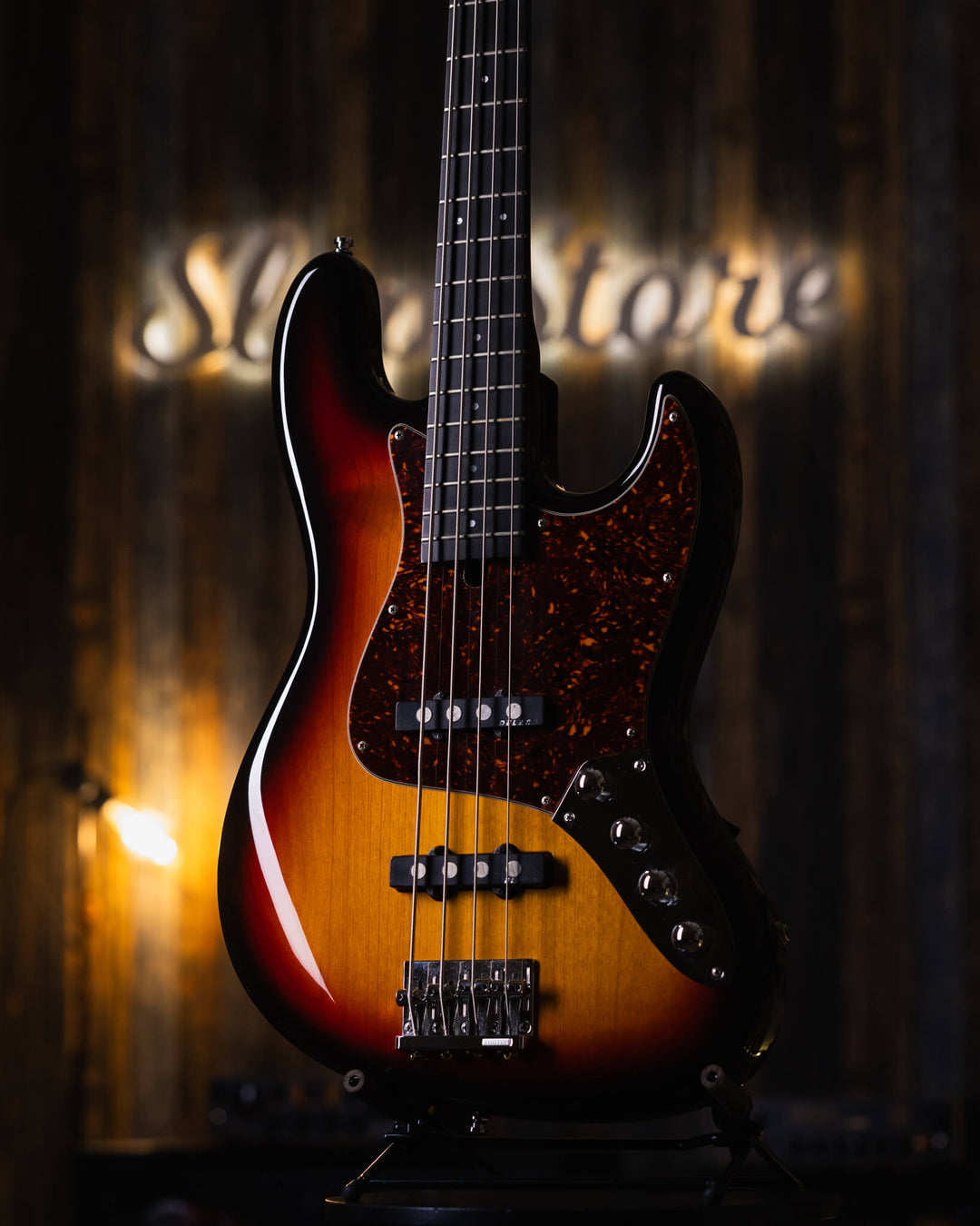 Modulus VJ4 Sunburst 2000 - Bajo Eléctrico | Ubicada en el corazón de la próspera escena musical del Área de la Bahía de San Francisco, Modulus Graphite comenzó a fabricar instrumentos excepcionales hechos a mano en 1978. La especialidad de Modulus es uti