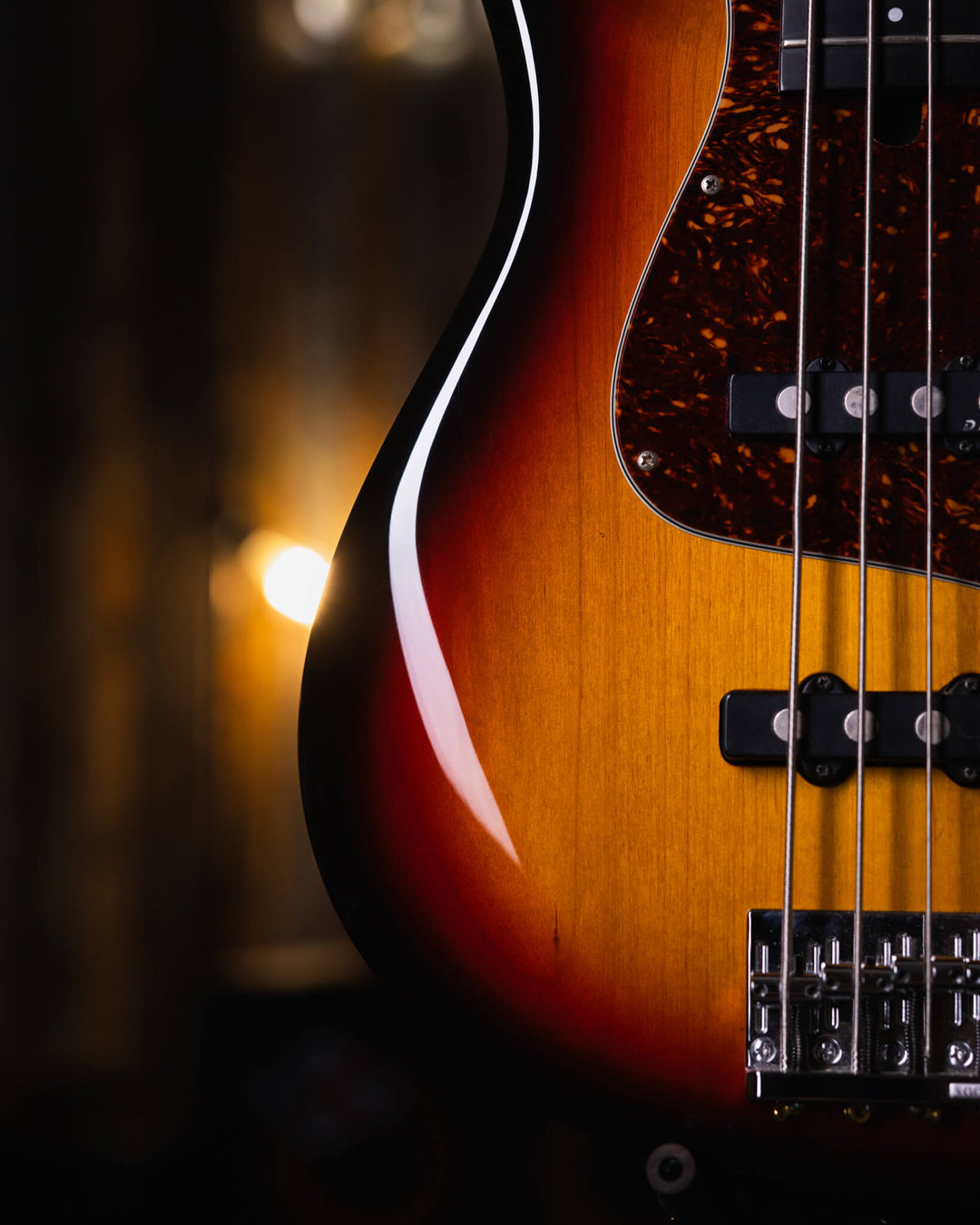 Modulus VJ4 Sunburst 2000 - Bajo Eléctrico | Ubicada en el corazón de la próspera escena musical del Área de la Bahía de San Francisco, Modulus Graphite comenzó a fabricar instrumentos excepcionales hechos a mano en 1978. La especialidad de Modulus es uti