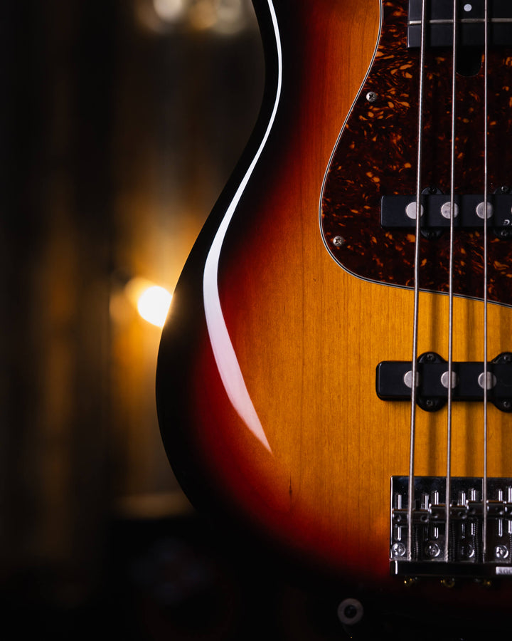 Modulus VJ4 Sunburst 2000 - Bajo Eléctrico | Ubicada en el corazón de la próspera escena musical del Área de la Bahía de San Francisco, Modulus Graphite comenzó a fabricar instrumentos excepcionales hechos a mano en 1978. La especialidad de Modulus es uti