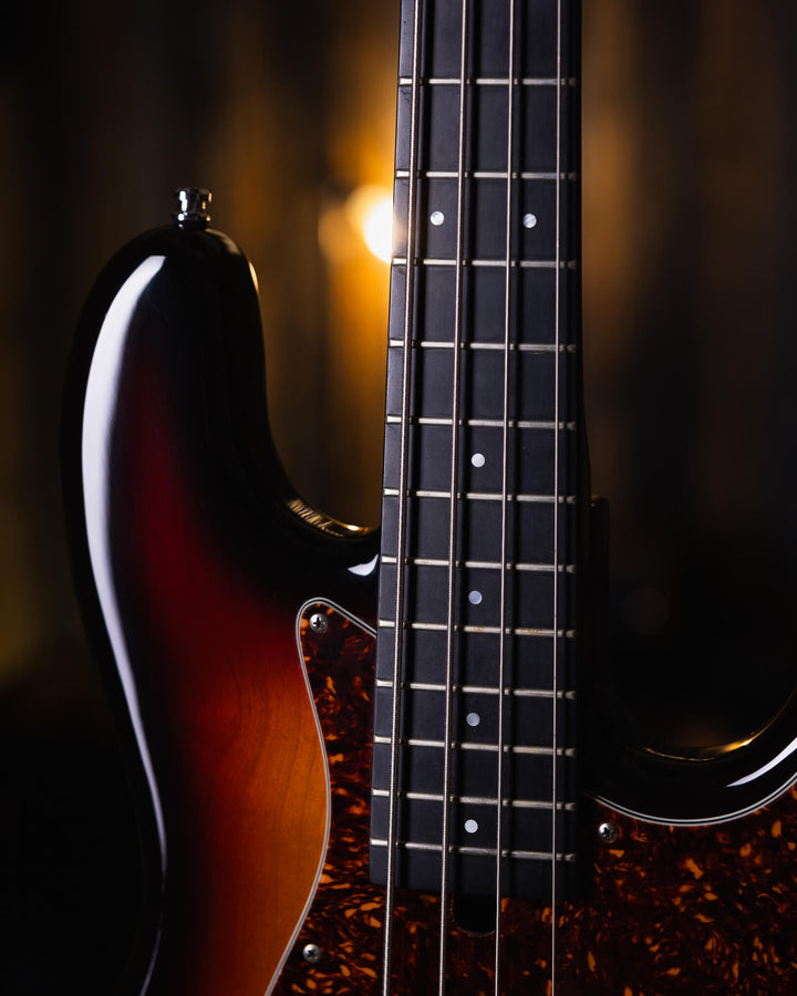 Modulus VJ4 Sunburst 2000 - Bajo Eléctrico | Ubicada en el corazón de la próspera escena musical del Área de la Bahía de San Francisco, Modulus Graphite comenzó a fabricar instrumentos excepcionales hechos a mano en 1978. La especialidad de Modulus es uti