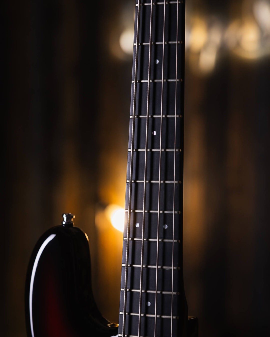 Modulus VJ4 Sunburst 2000 - Bajo Eléctrico | Ubicada en el corazón de la próspera escena musical del Área de la Bahía de San Francisco, Modulus Graphite comenzó a fabricar instrumentos excepcionales hechos a mano en 1978. La especialidad de Modulus es uti