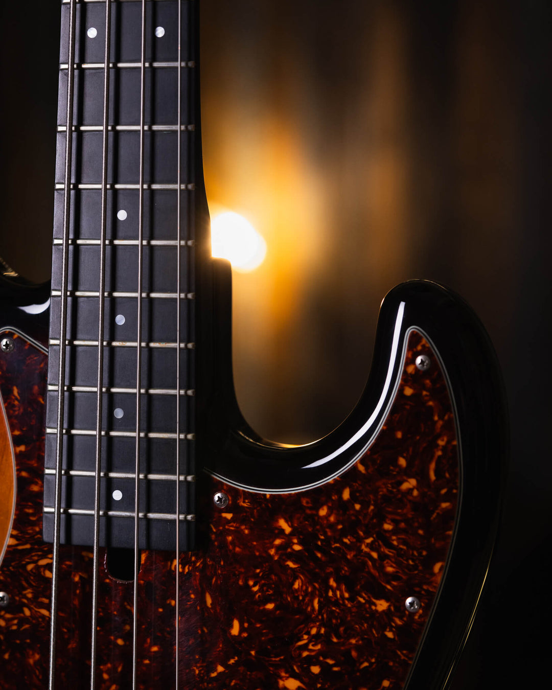 Modulus VJ4 Sunburst 2000 - Bajo Eléctrico | Ubicada en el corazón de la próspera escena musical del Área de la Bahía de San Francisco, Modulus Graphite comenzó a fabricar instrumentos excepcionales hechos a mano en 1978. La especialidad de Modulus es uti