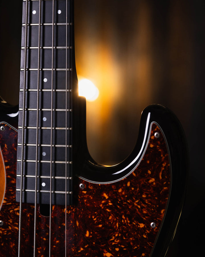 Modulus VJ4 Sunburst 2000 - Bajo Eléctrico | Ubicada en el corazón de la próspera escena musical del Área de la Bahía de San Francisco, Modulus Graphite comenzó a fabricar instrumentos excepcionales hechos a mano en 1978. La especialidad de Modulus es uti