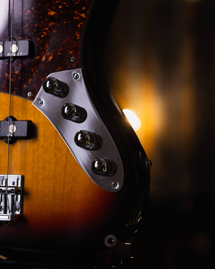Modulus VJ4 Sunburst 2000 - Bajo Eléctrico | Ubicada en el corazón de la próspera escena musical del Área de la Bahía de San Francisco, Modulus Graphite comenzó a fabricar instrumentos excepcionales hechos a mano en 1978. La especialidad de Modulus es uti