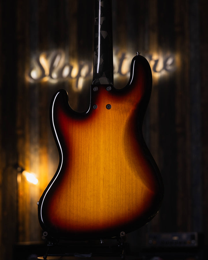 Modulus VJ4 Sunburst 2000 - Bajo Eléctrico | Ubicada en el corazón de la próspera escena musical del Área de la Bahía de San Francisco, Modulus Graphite comenzó a fabricar instrumentos excepcionales hechos a mano en 1978. La especialidad de Modulus es uti