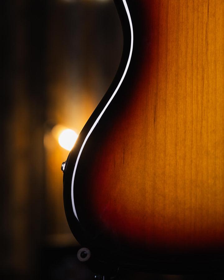 Modulus VJ4 Sunburst 2000 - Bajo Eléctrico | Ubicada en el corazón de la próspera escena musical del Área de la Bahía de San Francisco, Modulus Graphite comenzó a fabricar instrumentos excepcionales hechos a mano en 1978. La especialidad de Modulus es uti