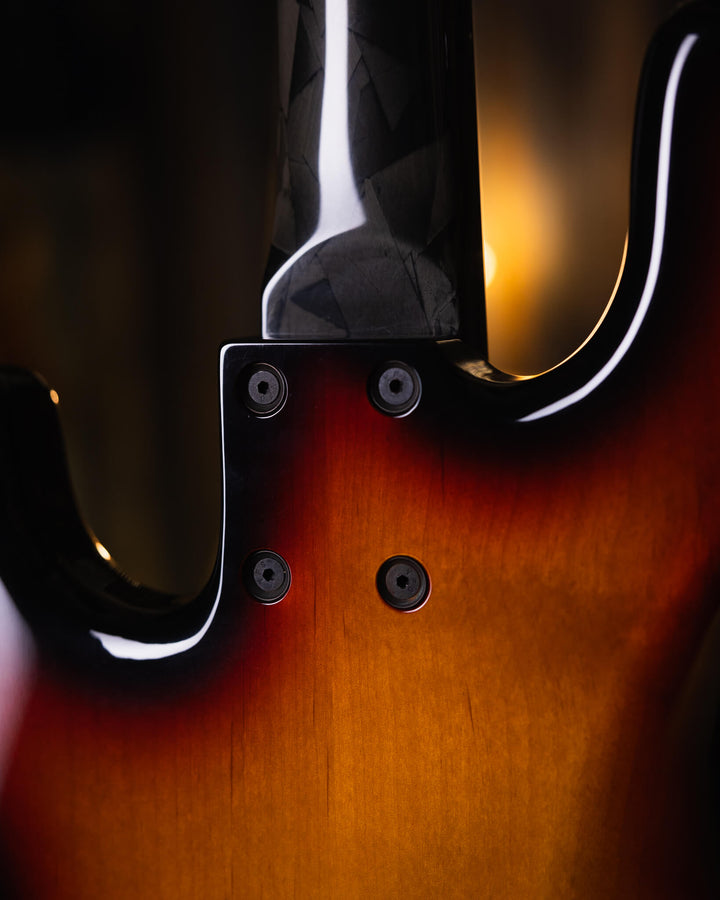 Modulus VJ4 Sunburst 2000 - Bajo Eléctrico | Ubicada en el corazón de la próspera escena musical del Área de la Bahía de San Francisco, Modulus Graphite comenzó a fabricar instrumentos excepcionales hechos a mano en 1978. La especialidad de Modulus es uti