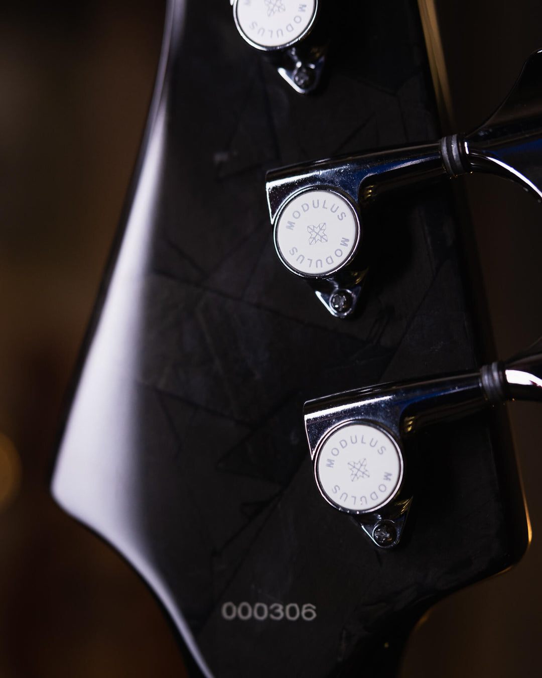 Modulus VJ4 Sunburst 2000 - Bajo Eléctrico | Ubicada en el corazón de la próspera escena musical del Área de la Bahía de San Francisco, Modulus Graphite comenzó a fabricar instrumentos excepcionales hechos a mano en 1978. La especialidad de Modulus es uti