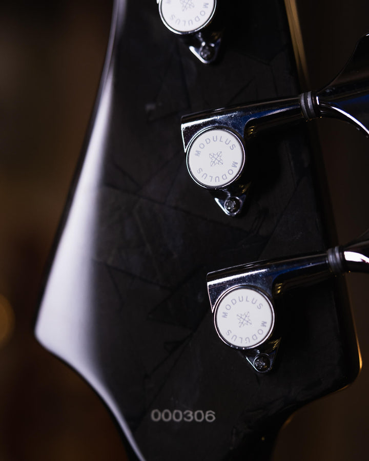 Modulus VJ4 Sunburst 2000 - Bajo Eléctrico | Ubicada en el corazón de la próspera escena musical del Área de la Bahía de San Francisco, Modulus Graphite comenzó a fabricar instrumentos excepcionales hechos a mano en 1978. La especialidad de Modulus es uti