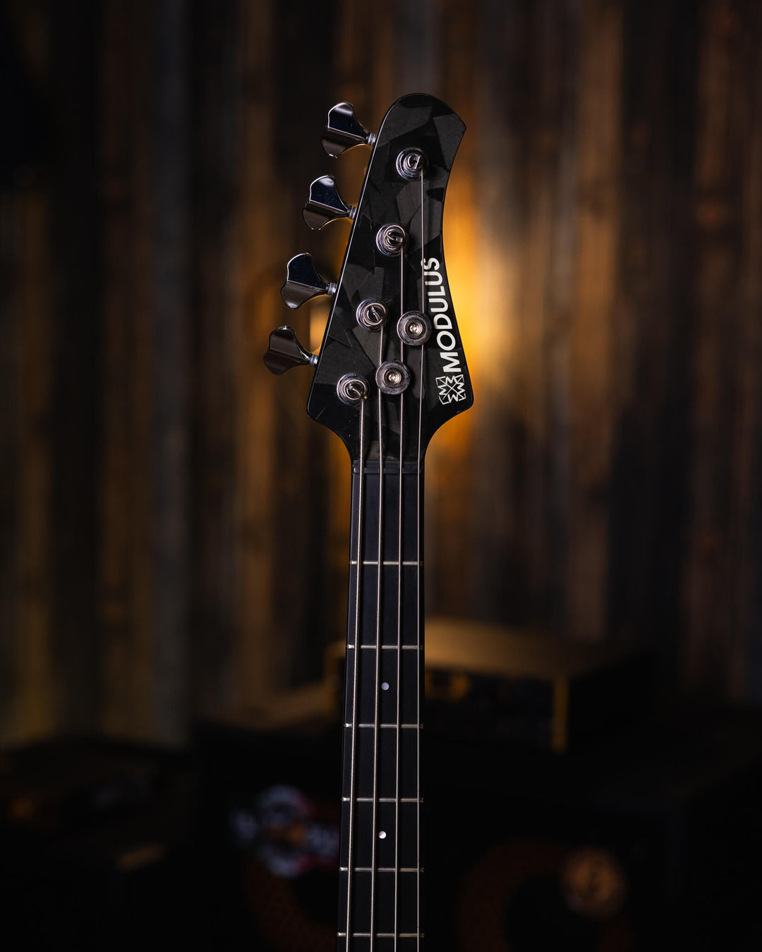 Modulus VJ4 Sunburst 2000 - Bajo Eléctrico | Ubicada en el corazón de la próspera escena musical del Área de la Bahía de San Francisco, Modulus Graphite comenzó a fabricar instrumentos excepcionales hechos a mano en 1978. La especialidad de Modulus es uti