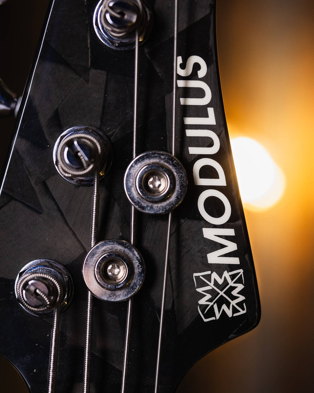 Modulus VJ4 Sunburst 2000 - Bajo Eléctrico | Ubicada en el corazón de la próspera escena musical del Área de la Bahía de San Francisco, Modulus Graphite comenzó a fabricar instrumentos excepcionales hechos a mano en 1978. La especialidad de Modulus es uti