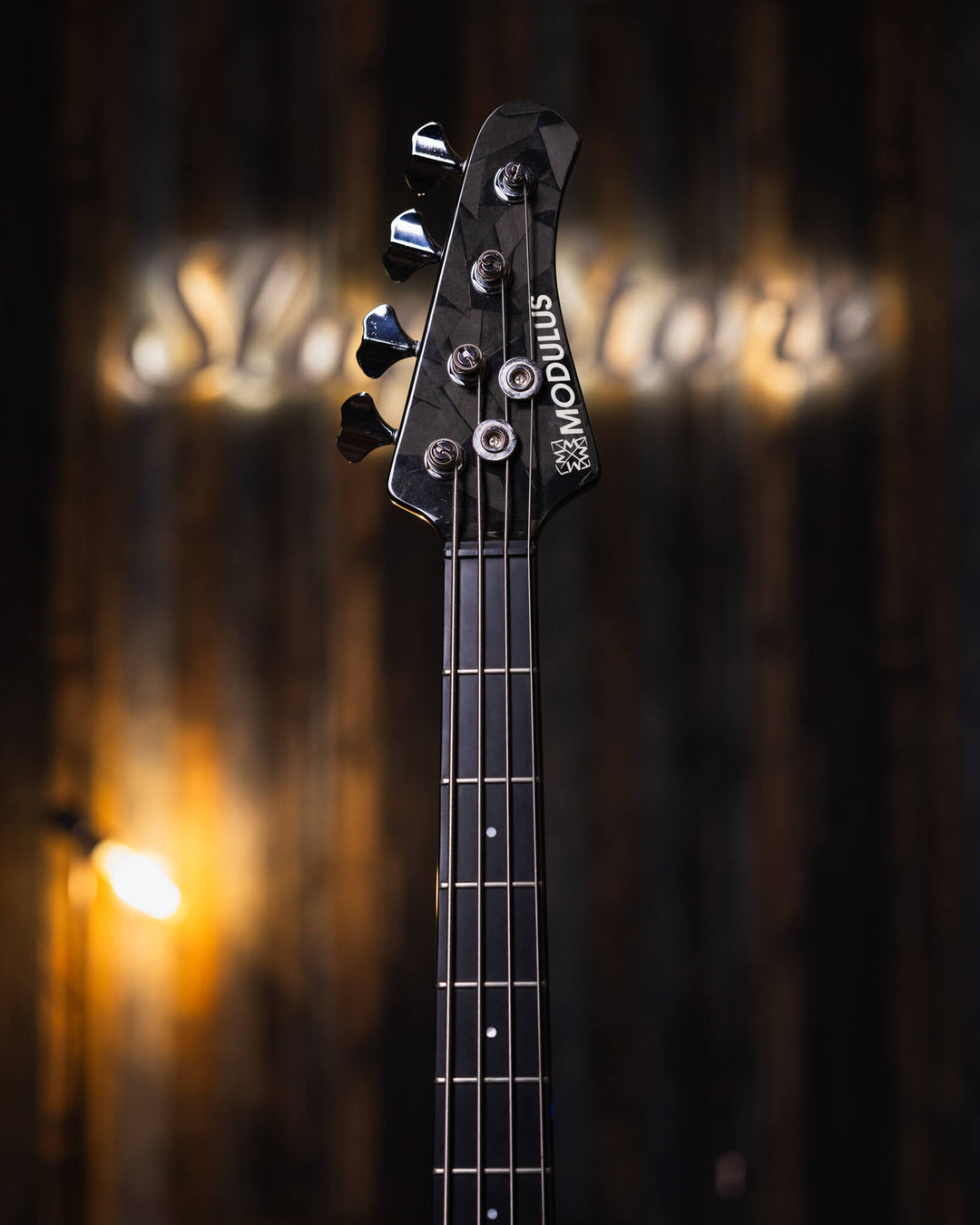 Modulus VJ4 Sunburst 2000 - Bajo Eléctrico | Ubicada en el corazón de la próspera escena musical del Área de la Bahía de San Francisco, Modulus Graphite comenzó a fabricar instrumentos excepcionales hechos a mano en 1978. La especialidad de Modulus es uti