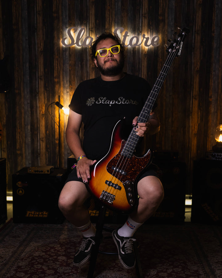 Modulus VJ4 Sunburst 2000 - Bajo Eléctrico | Ubicada en el corazón de la próspera escena musical del Área de la Bahía de San Francisco, Modulus Graphite comenzó a fabricar instrumentos excepcionales hechos a mano en 1978. La especialidad de Modulus es uti