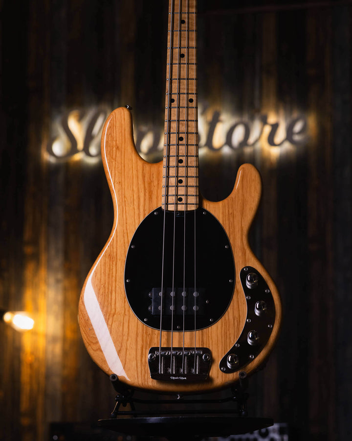 Musicman Stringray 4 Natural 2007 - Bajo Eléctrico | Cuerpo • Modelo: Stingray Classic• Madera: Ash• Terminación: Natural, Gloss Brazo • Madera: Maple• Perfil: “C”• Terminación: Satin • Espaciado: 19 mm• Escala: 34” • Nuez: Hueso Diapasón • Madera: Maple•