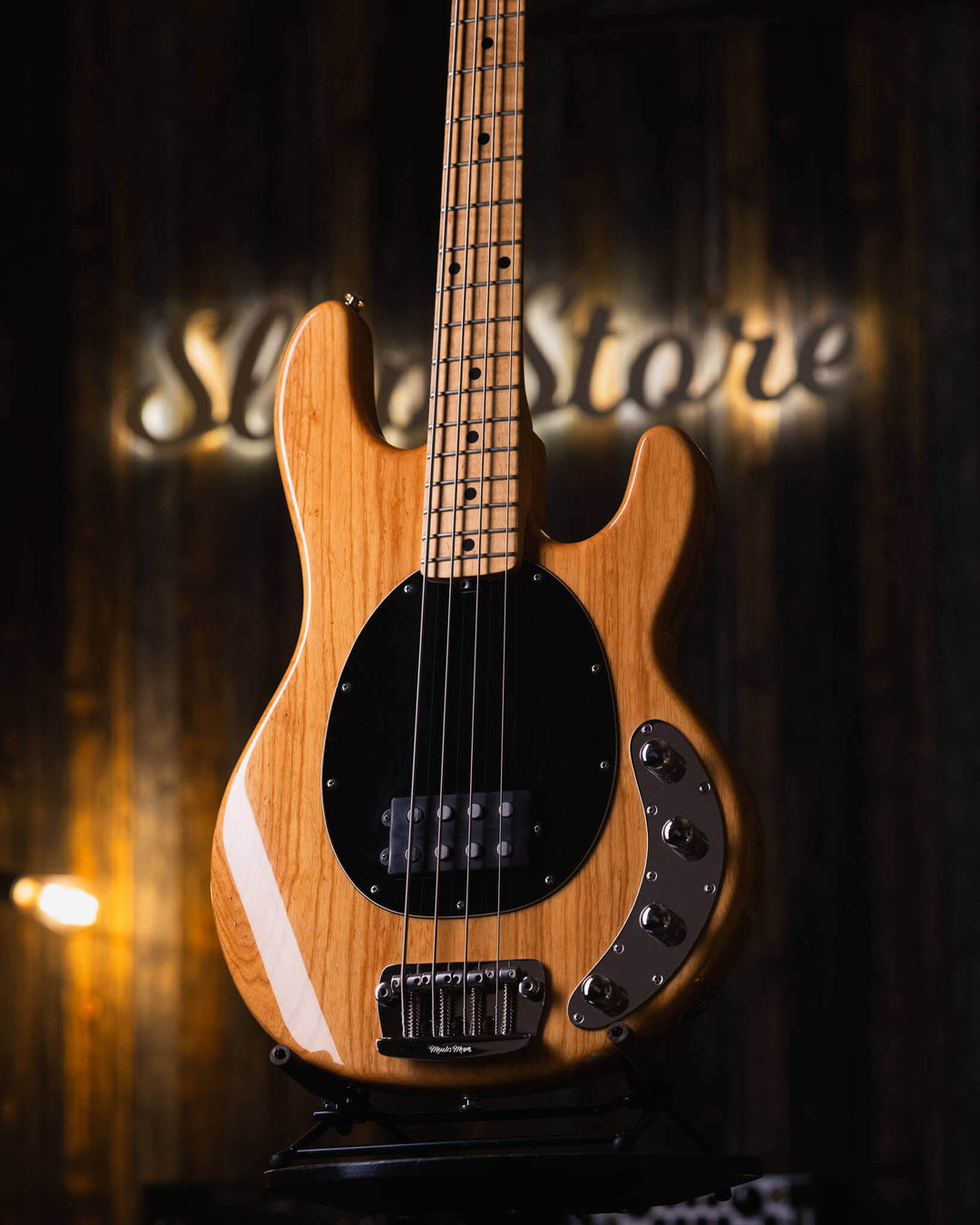 Musicman Stringray 4 Natural 2007 - Bajo Eléctrico | Cuerpo • Modelo: Stingray Classic• Madera: Ash• Terminación: Natural, Gloss Brazo • Madera: Maple• Perfil: “C”• Terminación: Satin • Espaciado: 19 mm• Escala: 34” • Nuez: Hueso Diapasón • Madera: Maple•